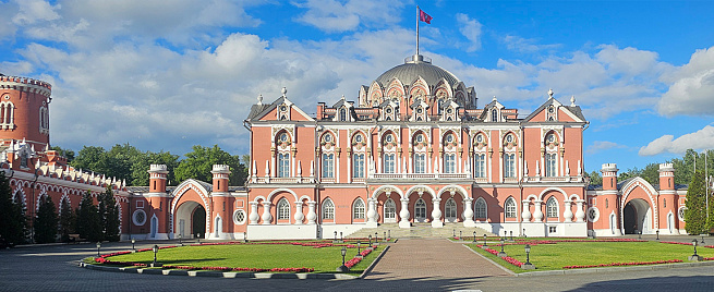 Экскурсия в Петровский путевой дворец